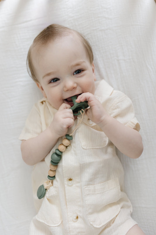Mila & Lulu Neutral non-toxic baby pacifier clip