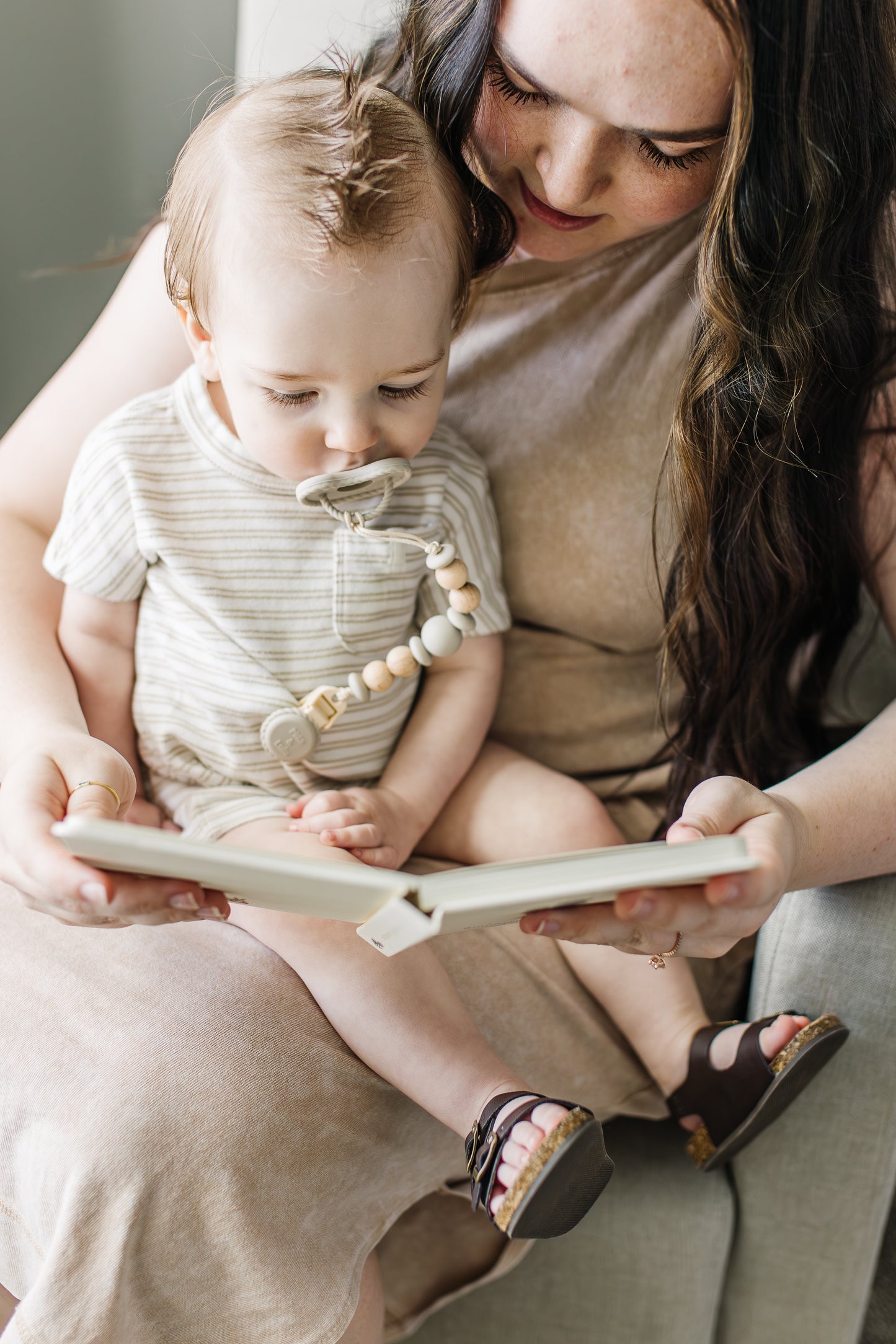 Mila & Lulu Metal Free, non-toxic silicone pacifier clip in neutral colors. BPA free dummy clip
