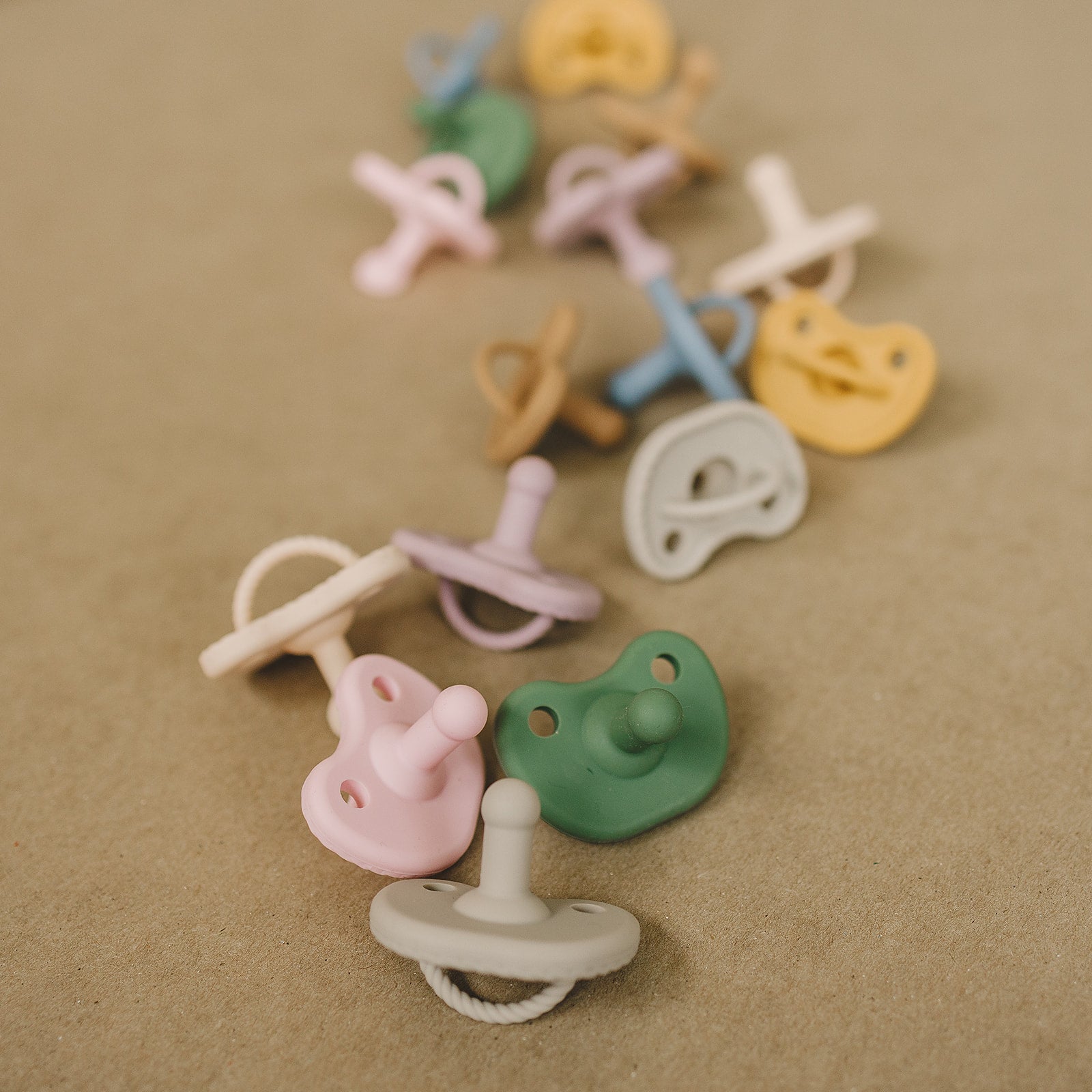 Neutral colors newborn and babies silicone round shape pacifiers