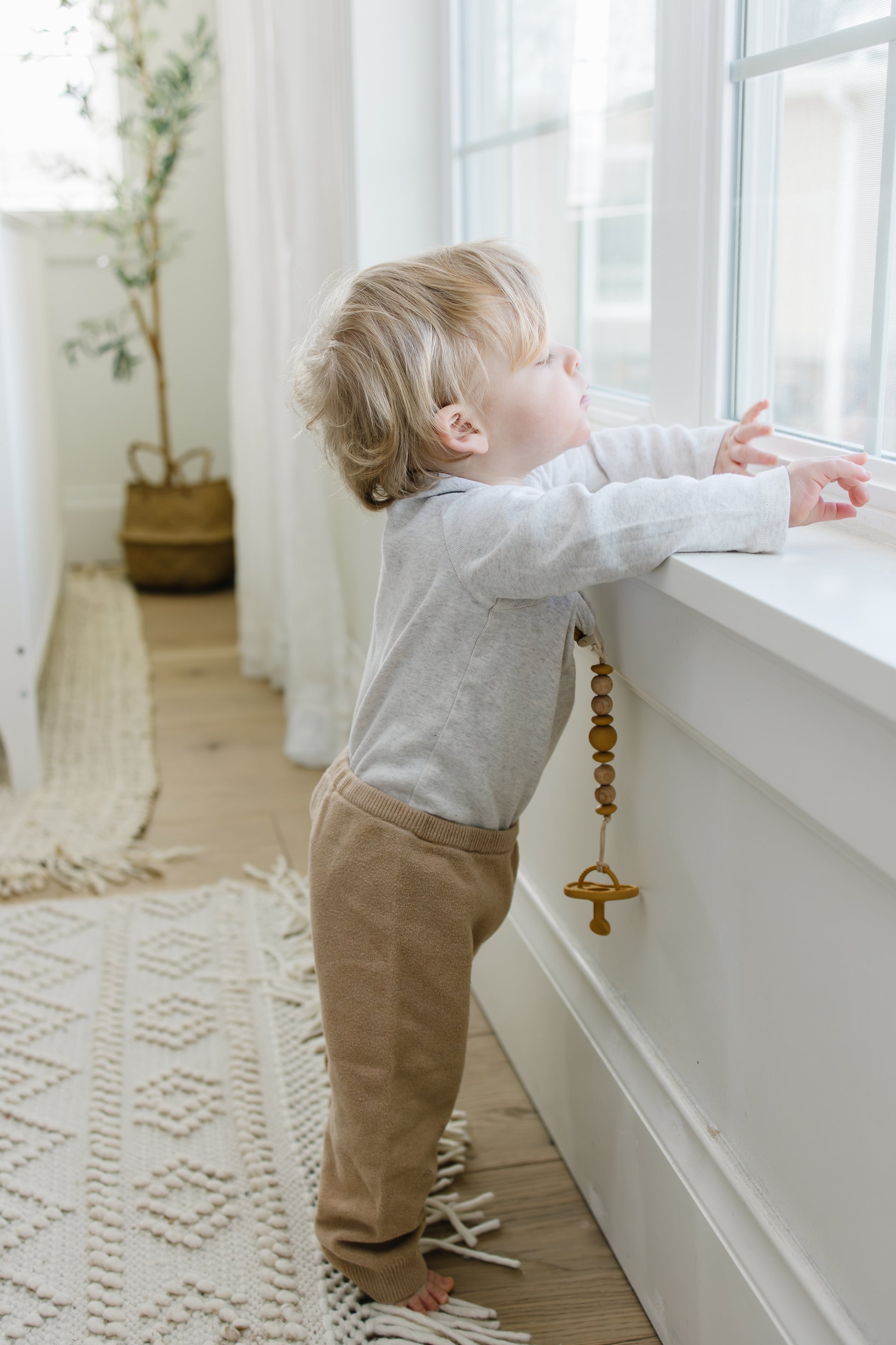 Mila & Lulu Metal Free, non-toxic 100% silicone pacifier clip in neutral colors. BPA free dummy clip. Safe baby products